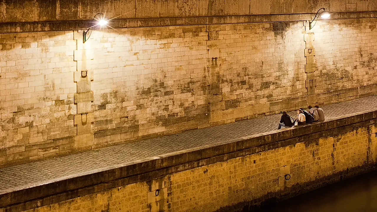 Zooming in on a timelapase of Notre-Dame and the Seine in Paris