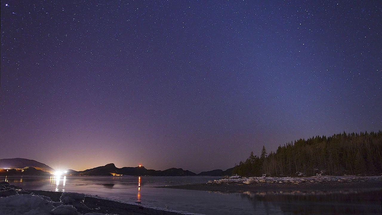 Timelapse of the tide going out with stars at night